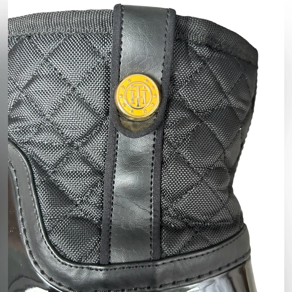 TOMMY HILFIGER Women’s Freza Rain Boots Black Quilted Gold Medallion WetLook‎ 7